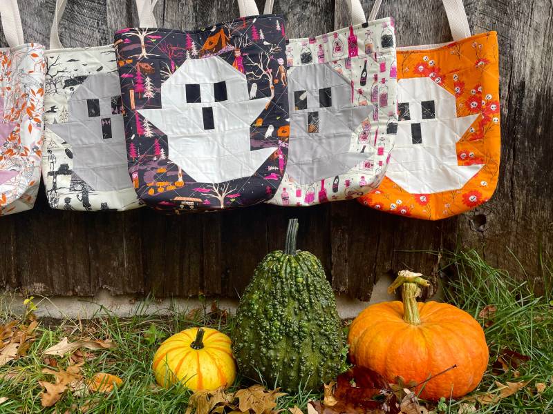 Halloween Geist Tote Bag Halloween Geist Tote Bag von BellePlaineQuilts