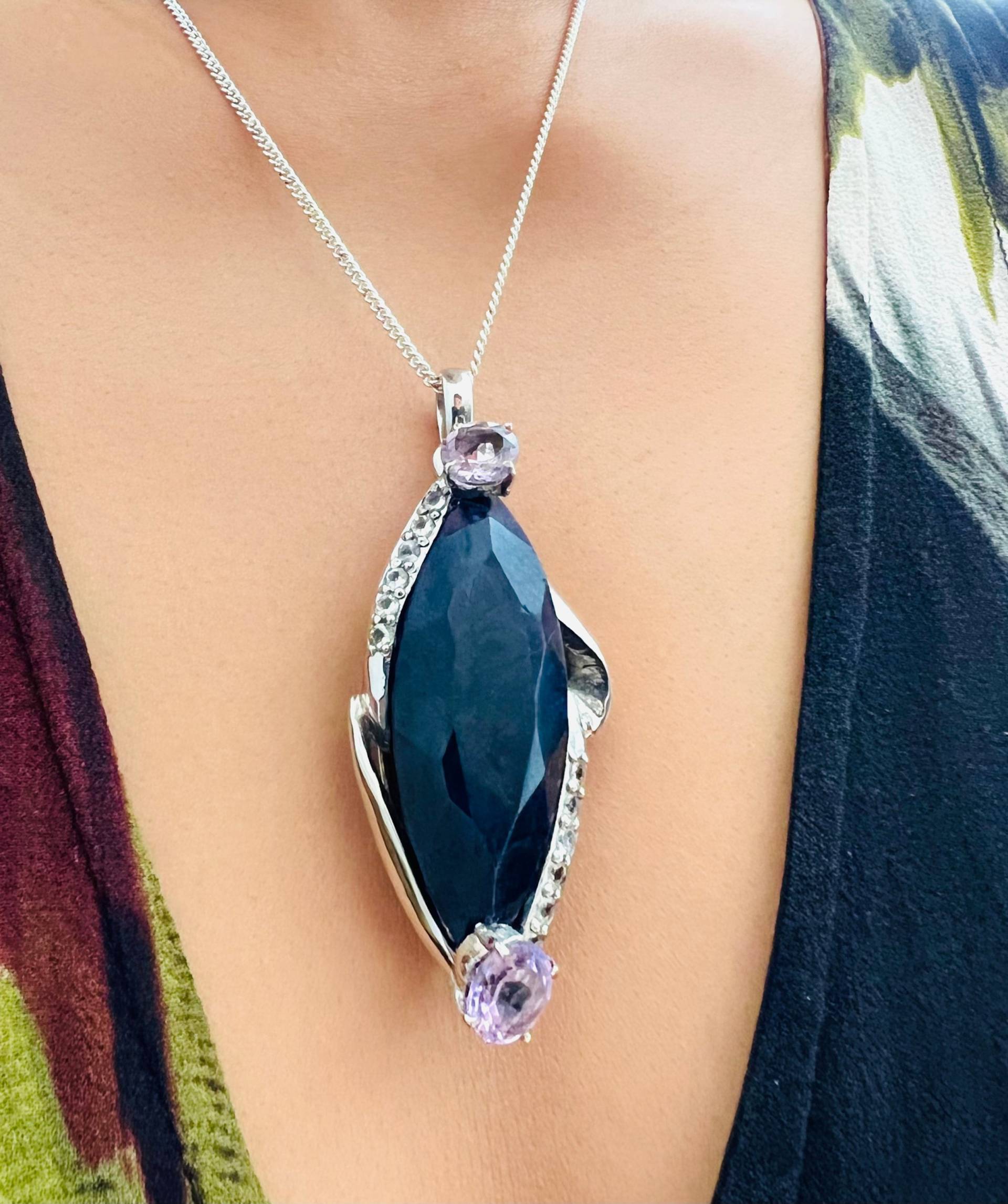 Großer 114 Cts Marquise Schliff Blauer Saphir Silber Anhänger, Amethyst & Weißer Quarz Natürliche Edelsteine, 92, 5 von Bellephine