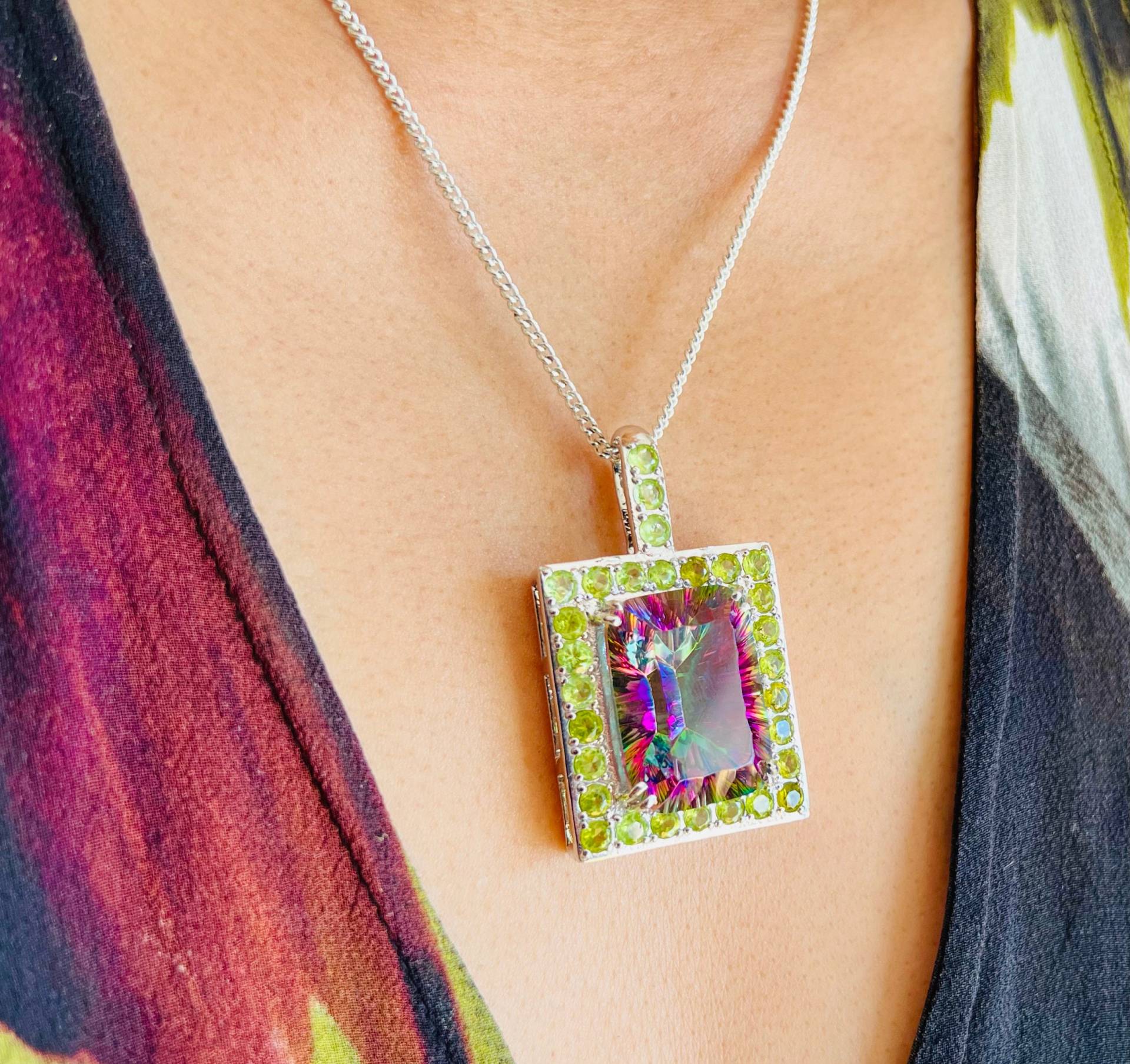 Großer 39 Cts Kissenschliff Regenbogen Mystic Quartz Silber Anhänger Mit Rundem Grünen Peridotanhänger, Natürlichem Multi-Edelstein, Länge von Bellephine
