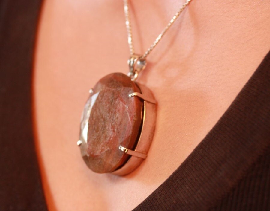 Großer 60 Gramm Ovaler Saphir Anhänger, Brauner Edelstein, Handgemachter Cocktail Anhänger in 800 Silber von Bellephine