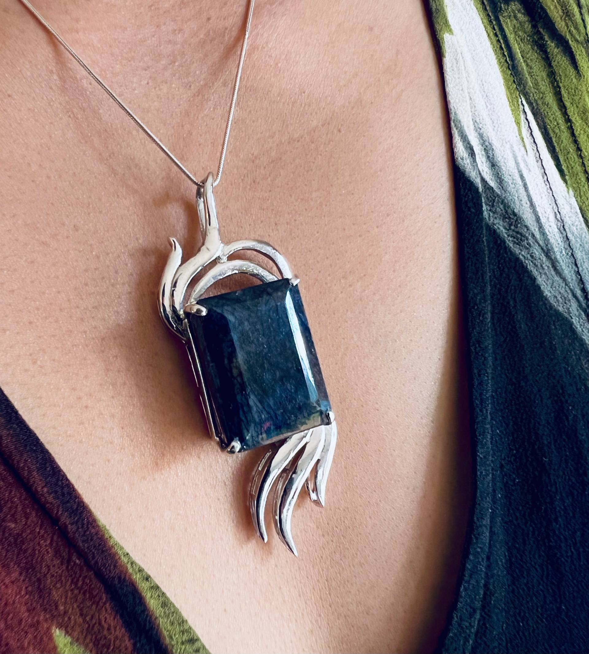 Großer Achteck Schliff Blauer Saphir Silber Anhänger, Skulptur Handgemachter Natürlicher Edelstein Länge 76mm Großer Achteck Schliff Blauer Saphir Silber Anhänger, Skulptur Handgemachter Natürlicher Edelstein Länge 76mm von Bellephine
