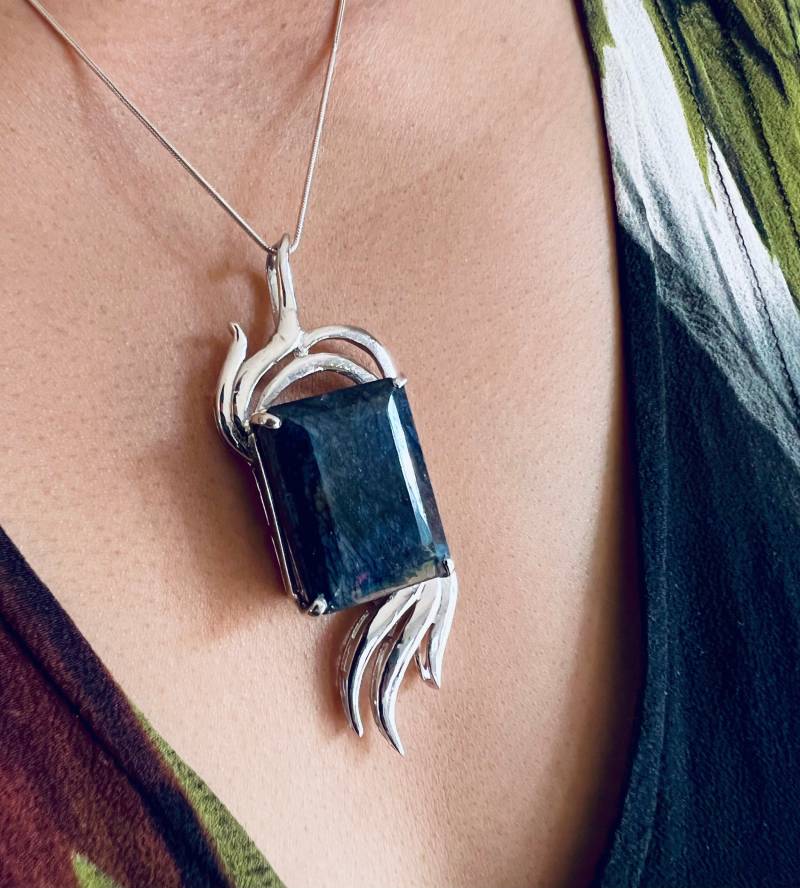 Großer Achteck Schliff Blauer Saphir Silber Anhänger, Skulptur Handgemachter Natürlicher Edelstein Länge 76mm von Bellephine
