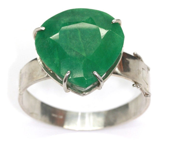 Grüner Smaragd Edelstein Armreif, Großer Gremstone Silber 69, 2 Gramm Pear Cut Handgemachte Manschette in 800 von Bellephine