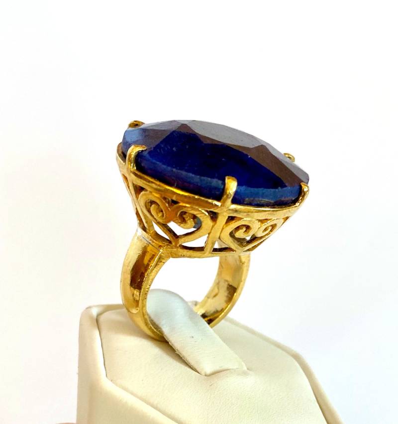Riesiger Blauer Saphir 100 Cts Rundschliff Silber & Vergoldeter Solitärring, Natürlicher Cocktailring, Großer, Mutiger Handgemachter Statement-Ring Riesiger Blauer Saphir 100 Cts Rundschliff Silber & Vergoldeter Solitärring, Natürlicher Cocktailring, Großer, Mutiger Handgemachter Statement-Ring von Bellephine