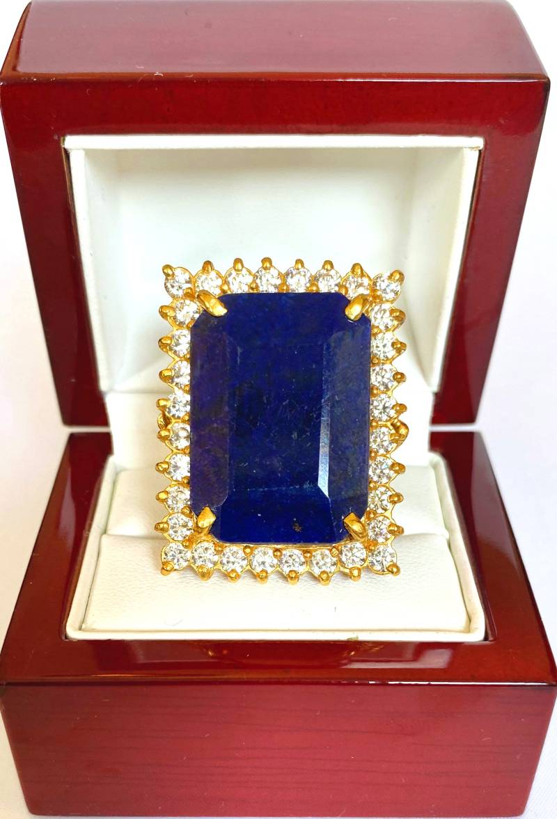 Riesiger Blauer Saphir 58 Cts Silber & Vergoldeter Ring Im Oktagonschliff, Cluster Moissanit Mit Sapphire Statement Riesiger Blauer Saphir 58 Cts Silber & Vergoldeter Ring Im Oktagonschliff, Cluster Moissanit Mit Sapphire Statement von Bellephine