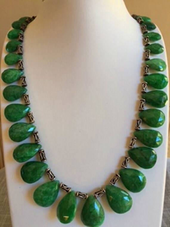 Smaragd Briolette Halskette, Ohrringe, Pear Cut Grün Briolette, Halskette Und Ohrringe Set, Hand Made von Bellephine