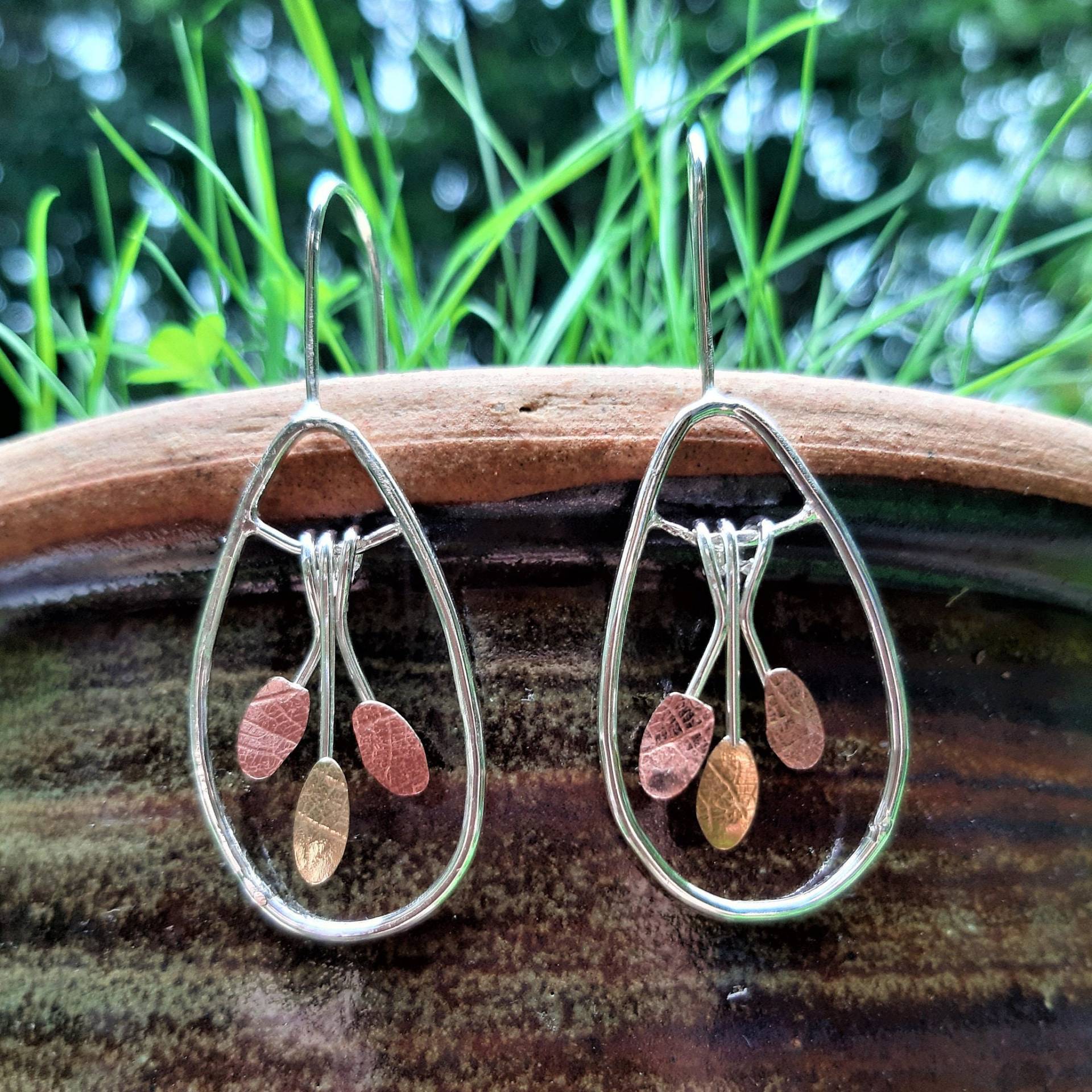 Blatt-Förmige Silberdraht Ohrringe Handgemacht, Sterling Silber, Kupfer Und Messing von Bellisful