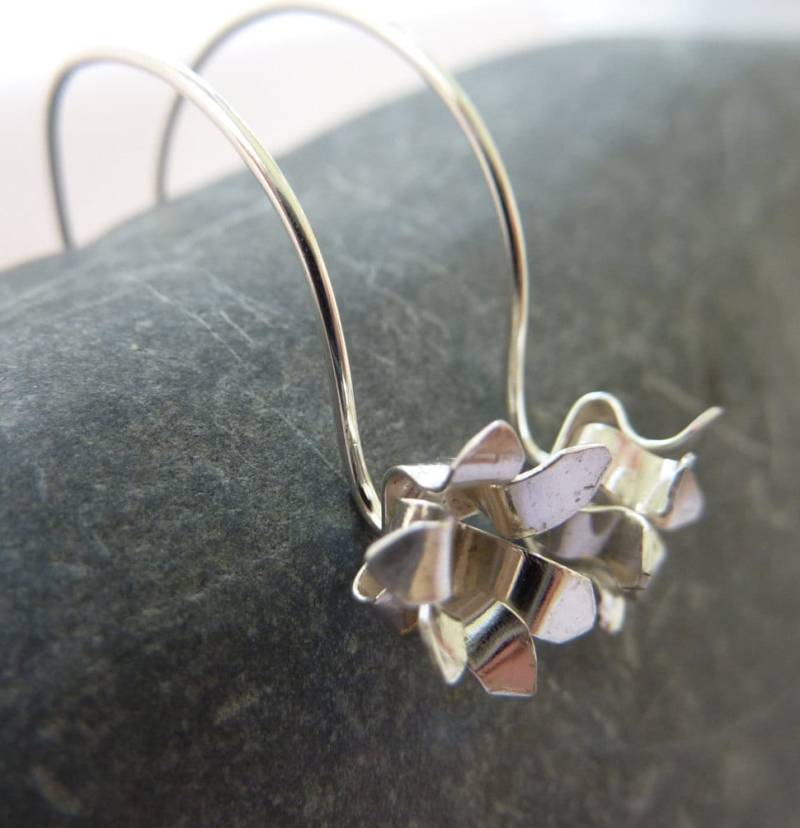 Chrysanthemen Blütenohrhänger Handgefertigtes Sterlingsilber von Bellisful