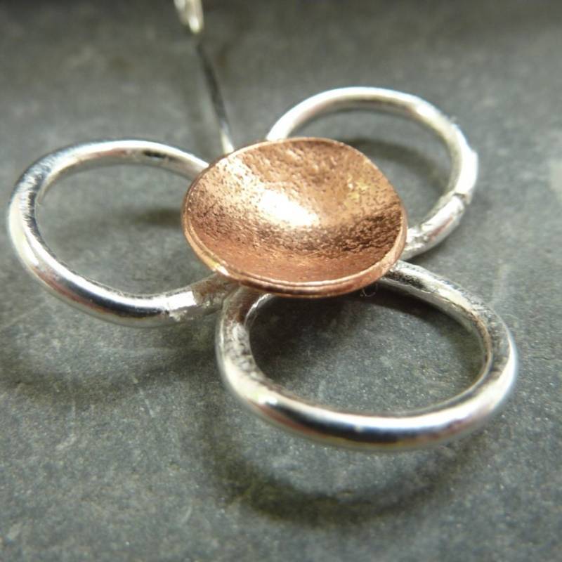 Gänseblümchen Blume Anhänger Handgemacht, Sterling Silber Und Kupfer von Bellisful