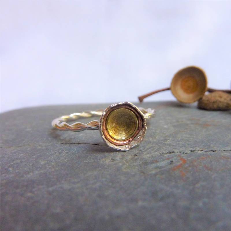 Gedrehter Silberdrahtring Mit Einer Herbst-Eichelschale Aus Sterlingsilber, Kupfer Und Messing von Bellisful