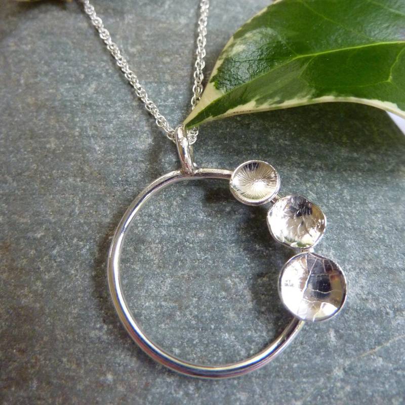 Gewölbter, Dreifach Gewölbter Kreis-Anhänger Handgefertigt Aus 925Er Silber von Bellisful