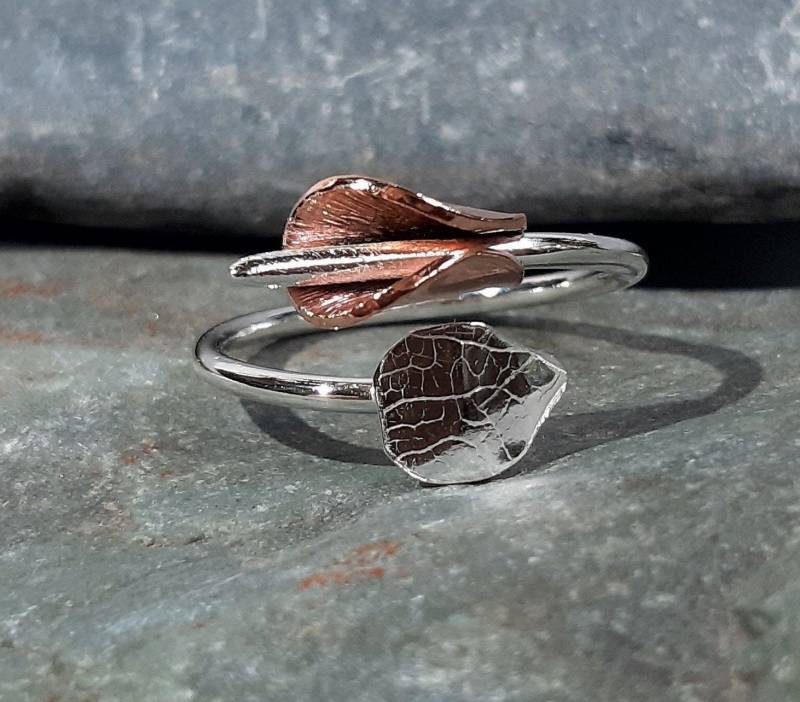 Größenverstellbarer Silberring Mit Strukturiertem Blatt Aus Sterlingsilber Und Calla-Blüte Handgemachtes Sterlingsilber. Einheitsgröße von Bellisful