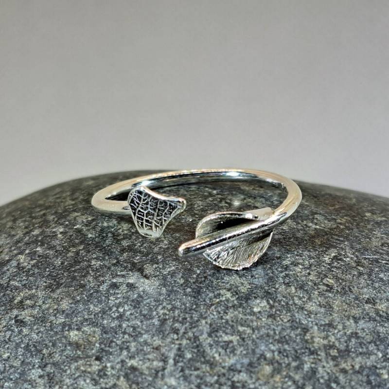 Größenverstellbarer Silberring Mit Strukturiertem Blatt Aus Sterlingsilber Und Silberner Calla-Blüte Handgemachtes Sterlingsilber. Einheitsgröße von Bellisful