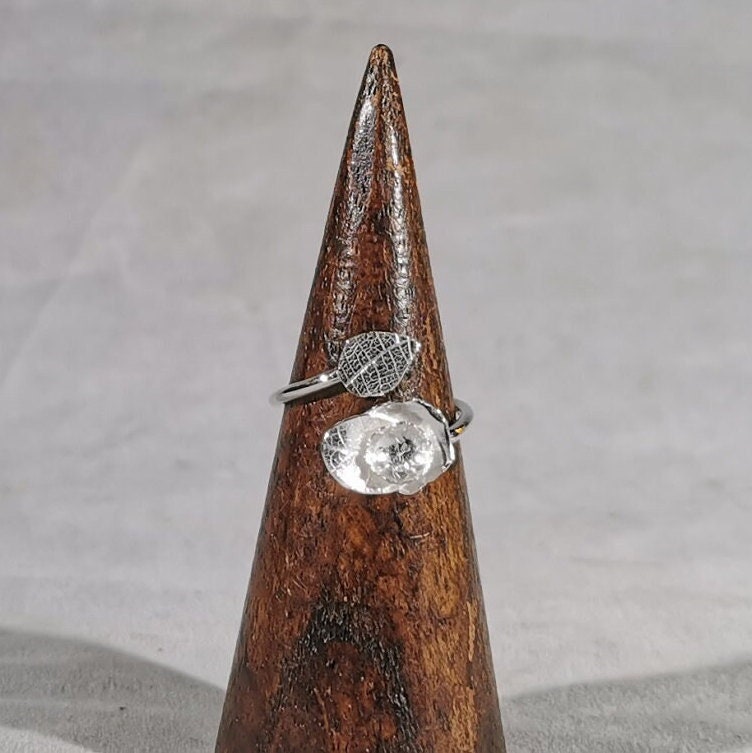 Größenverstellbarer Silberring Mit Strukturiertem Blatt Aus Sterlingsilber Und Silberner Mohnblume Handgemachtes Sterlingsilber. Einheitsgröße von Bellisful