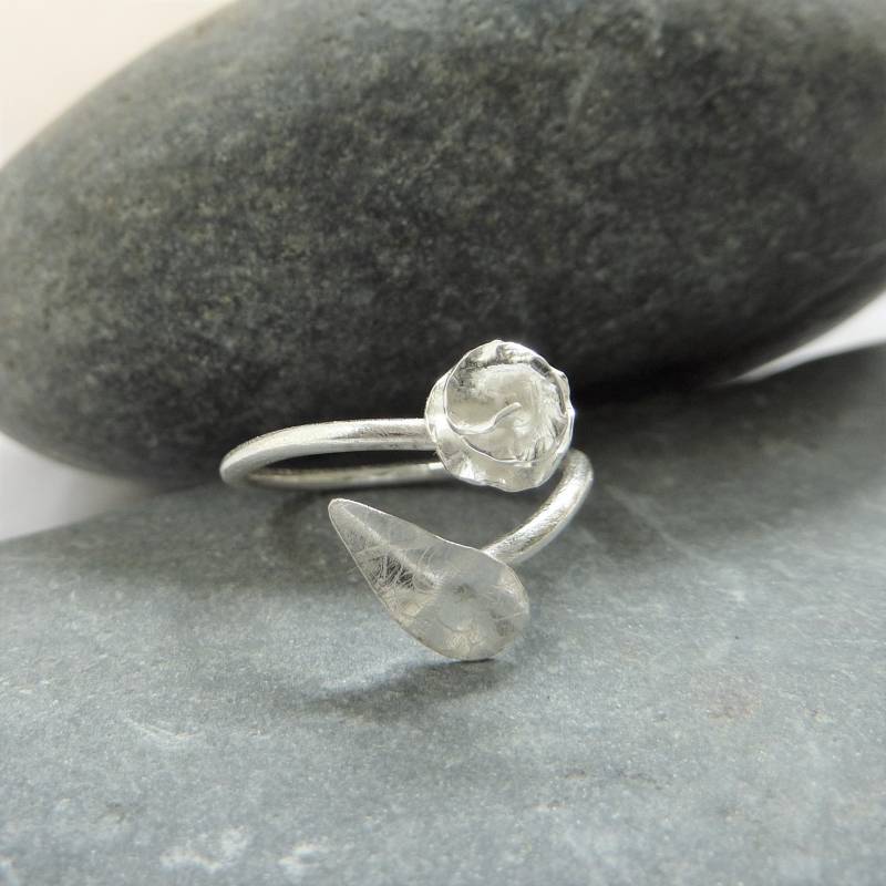 Größenverstellbarer Silberring Mit Strukturiertem Sterlingsilber-Blatt Und Silberner Rosen-Blume Handgemachtes Sterlingsilber. Einheitsgröße von Bellisful