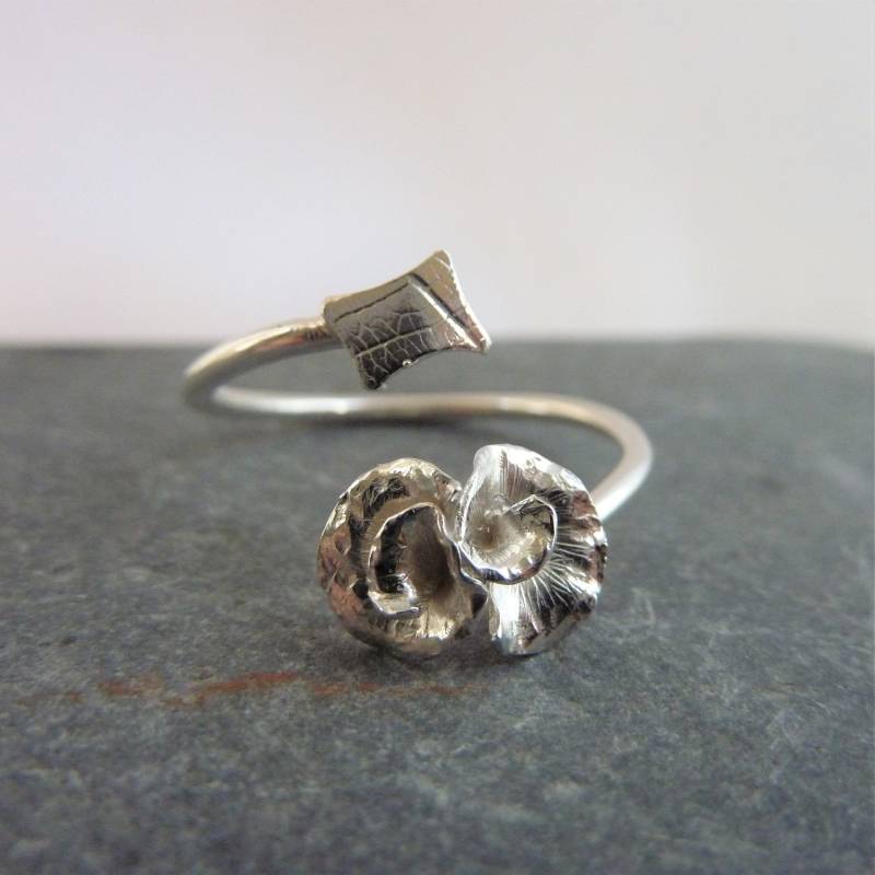 Handgemachter Verstellbarer Ring Aus Sterlingsilber Mit Rosen - Und Blattdesign von Bellisful