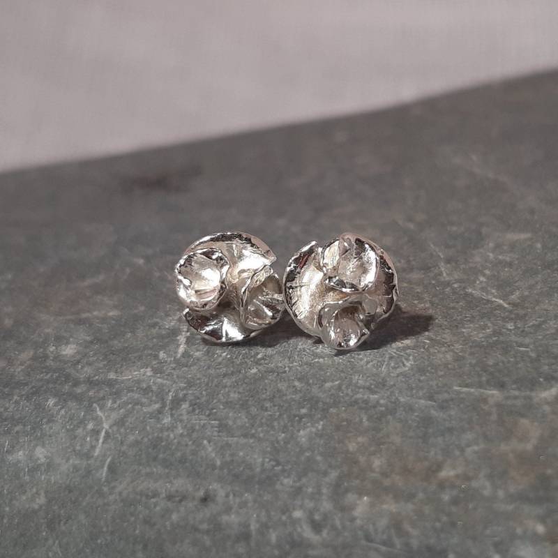 Rosenblüten-Ohrstecker; Handgefertigt, Sterling Silber von Bellisful