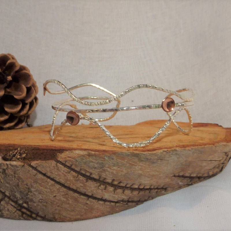 Stacking Cuff Armreif Handgemachter, Gehämmerter Sterlingsilberdraht & Kupferkuppeln von Bellisful