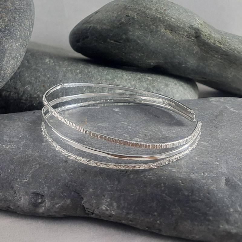 Stacking Cuff Armreif Handgemachtes, Gehämmertes Sterlingsilber von Bellisful