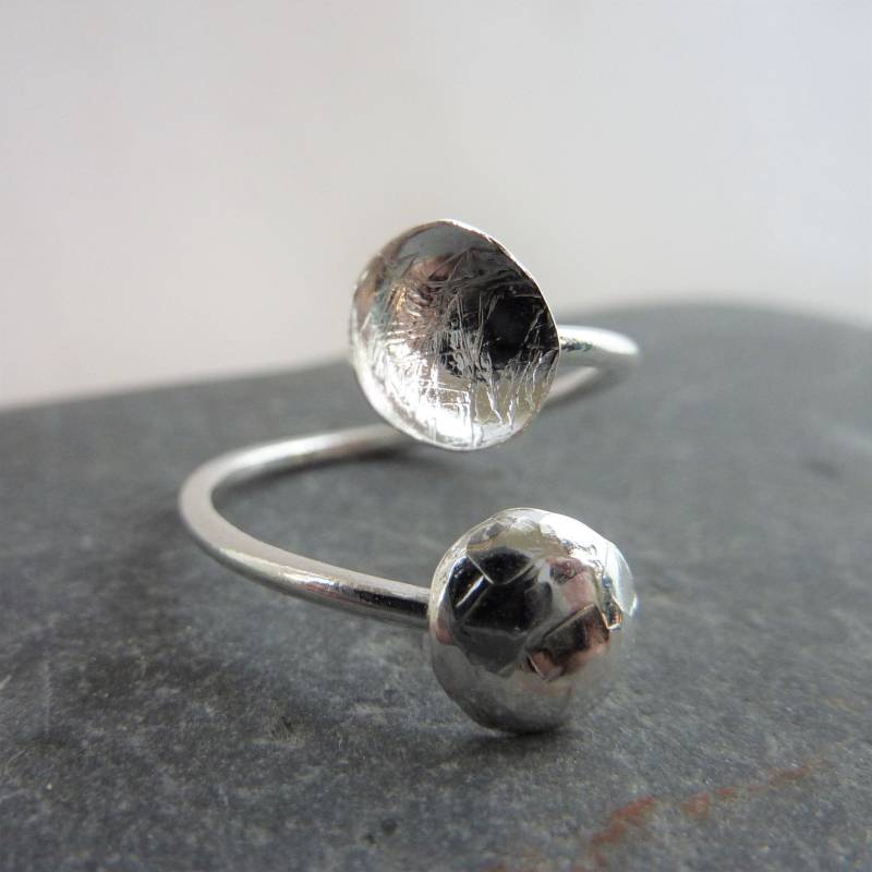 Verstellbarer Silberring Mit Gehämmerten Sterlingsilberkuppeln Einheitsgröße Handgefertigter Ring von Bellisful