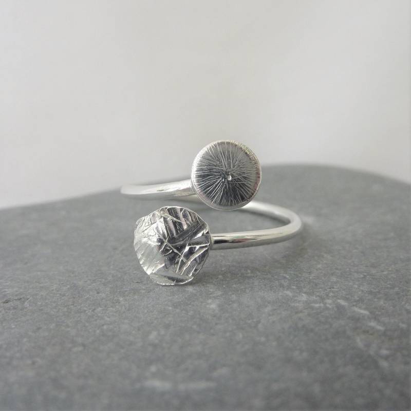 Verstellbarer Silberring Mit Gehämmerten Und Strukturierten Sterlingsilberkuppeln Einheitsgröße Handgefertigter Ring von Bellisful
