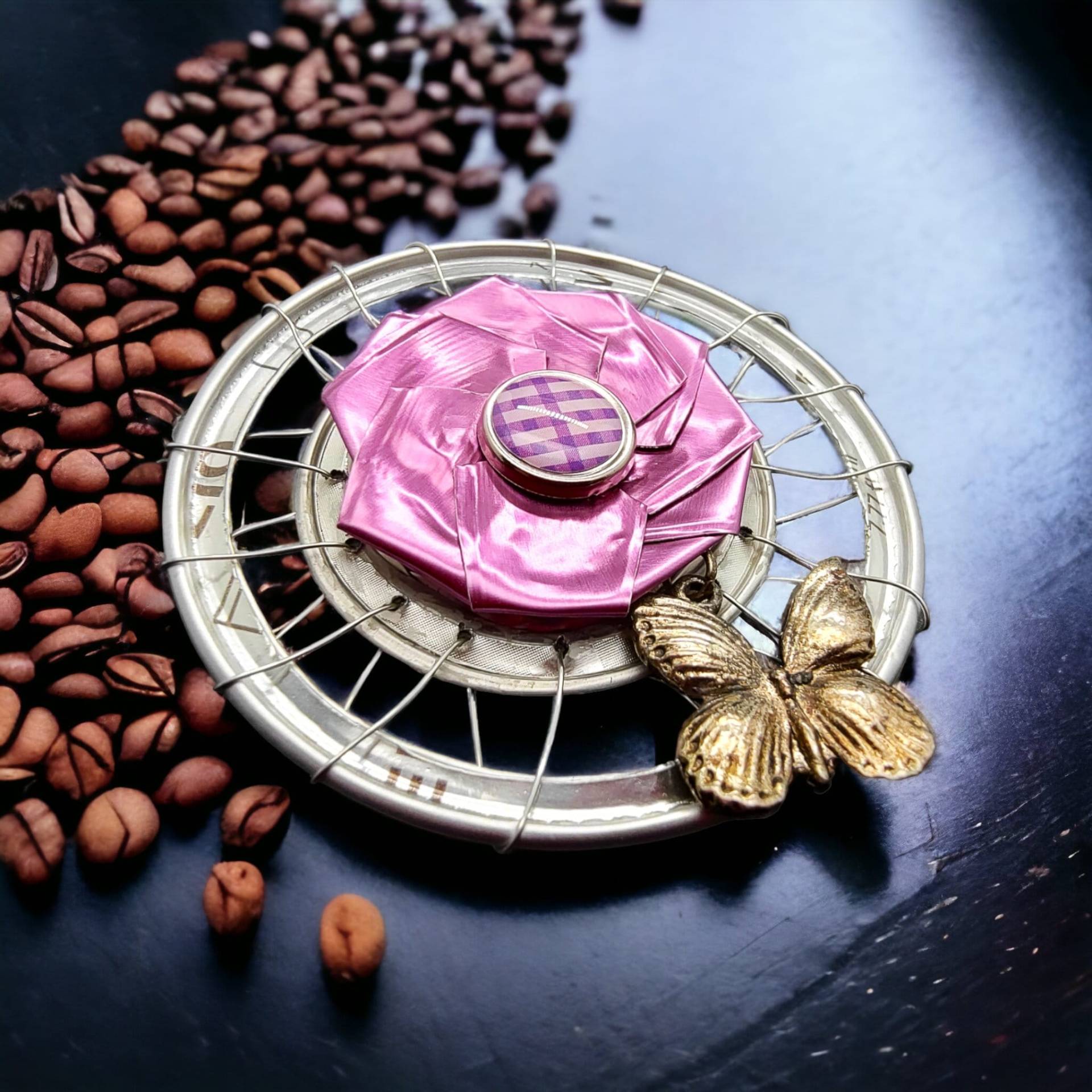 Große Brosche Aus Kaffeekapseln Schmuck Upcycling Schmuckbrosche Rosa Schmetterling Statementschmuck #1557838253 Große Brosche Aus Kaffeekapseln Schmuck Upcycling Schmuckbrosche Rosa Schmetterling Statementschmuck #1557838253 von Bellisiwa
