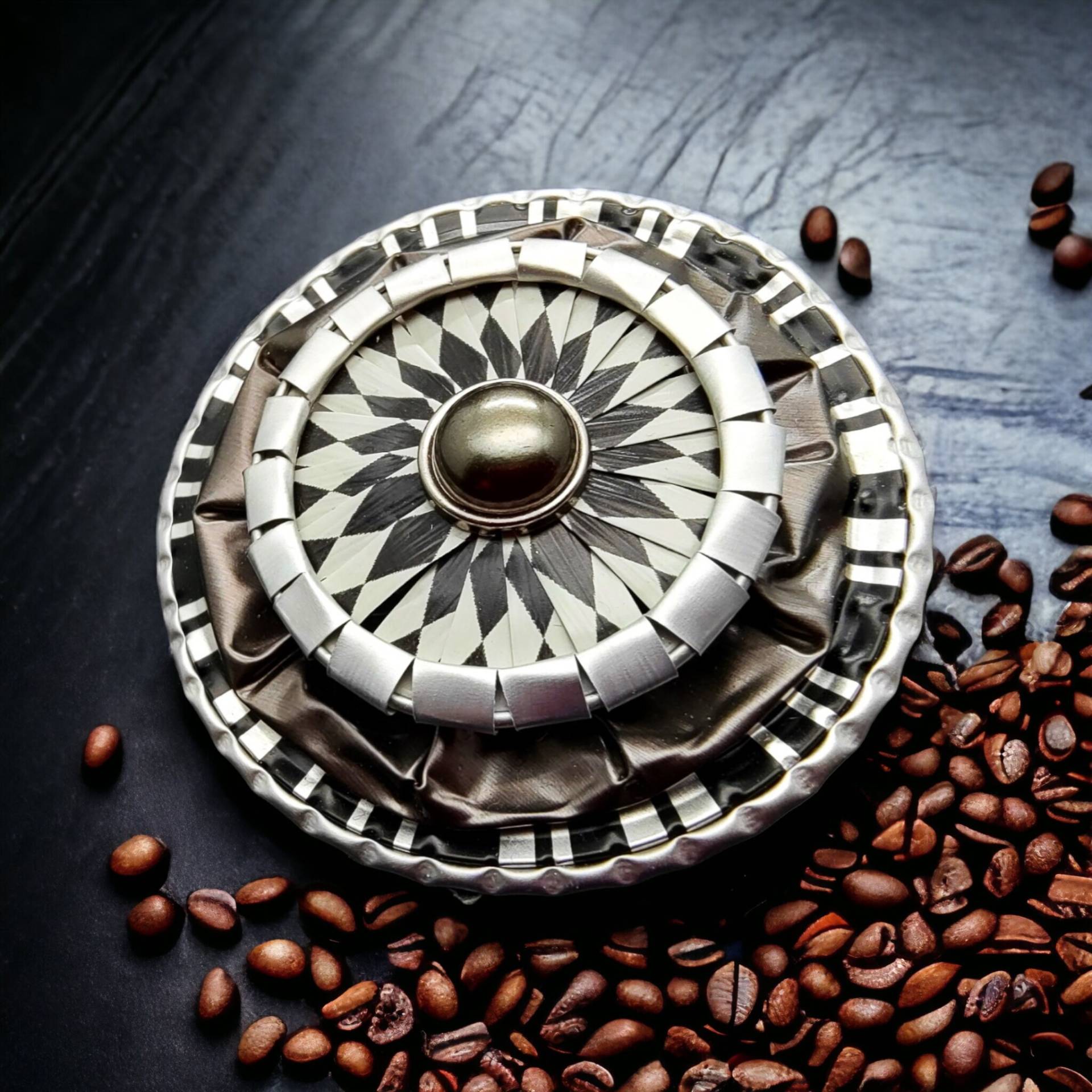 Große Brosche Aus Kaffeekapseln Schmuck Upcycling Schmuckbrosche in Schwarz Weiß Statementschmuck #1543656846 Große Brosche Aus Kaffeekapseln Schmuck Upcycling Schmuckbrosche in Schwarz Weiß Statementschmuck #1543656846 von Bellisiwa