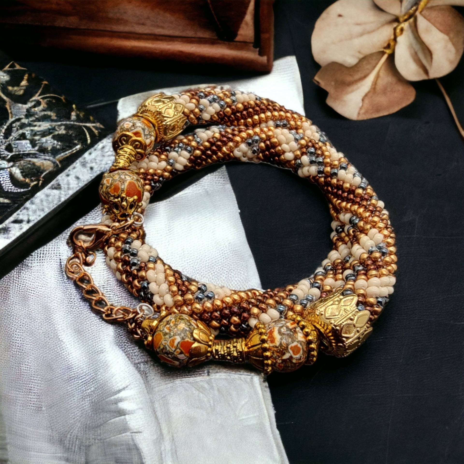 Häkelarmband, Schlaucharmband, Armband Aus 1.530 Miniperlen/Rocailles Gehäkelt Auf Memory-Draht Mit Sicherheitskettchen #1559071263 Häkelarmband, Schlaucharmband, Armband Aus 1.530 Miniperlen/Rocailles Gehäkelt Auf Memory-Draht Mit Sicherheitskettchen #1559071263 von Bellisiwa