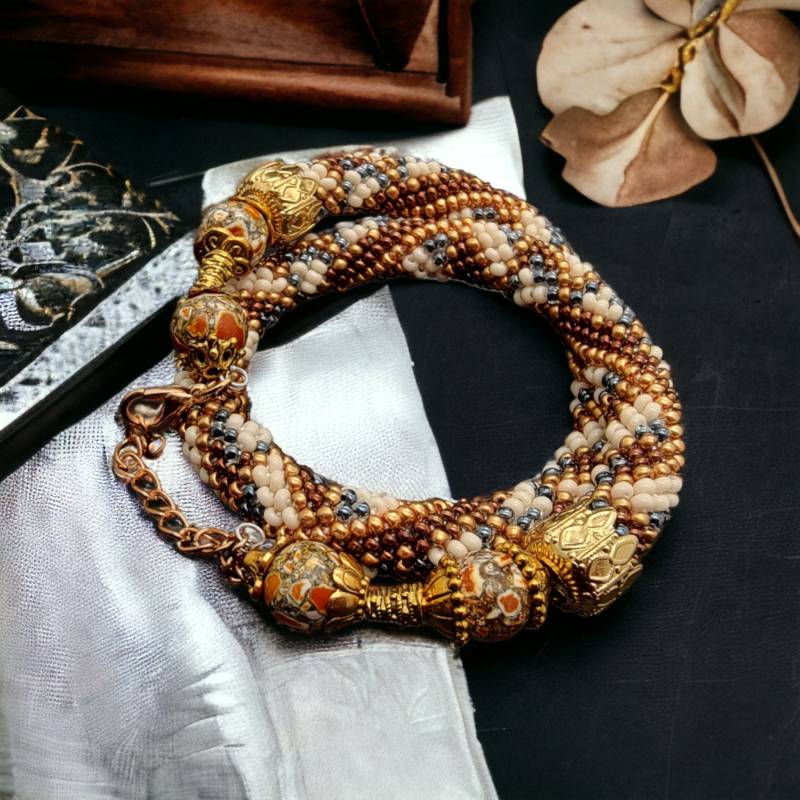 Häkelarmband, Schlaucharmband, Armband Aus 1.530 Miniperlen/Rocailles Gehäkelt Auf Memory-Draht Mit Sicherheitskettchen #1559071263 von Bellisiwa