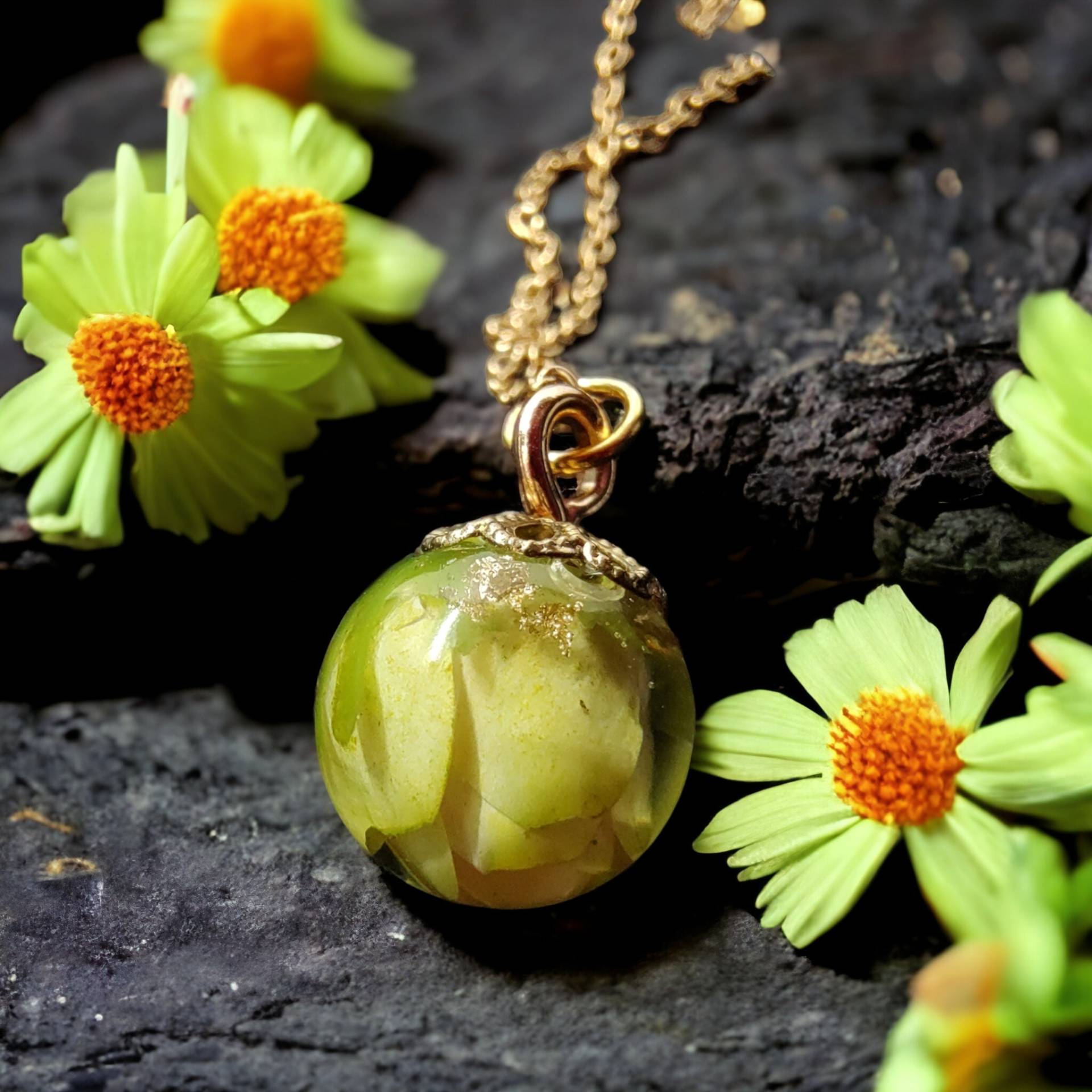 Schmuck Anhänger Aus Epoxidharz Mit Blüten Inkl. Halskette #1621811717 Schmuck Anhänger Aus Epoxidharz Mit Blüten Inkl. Halskette #1621811717 von Bellisiwa