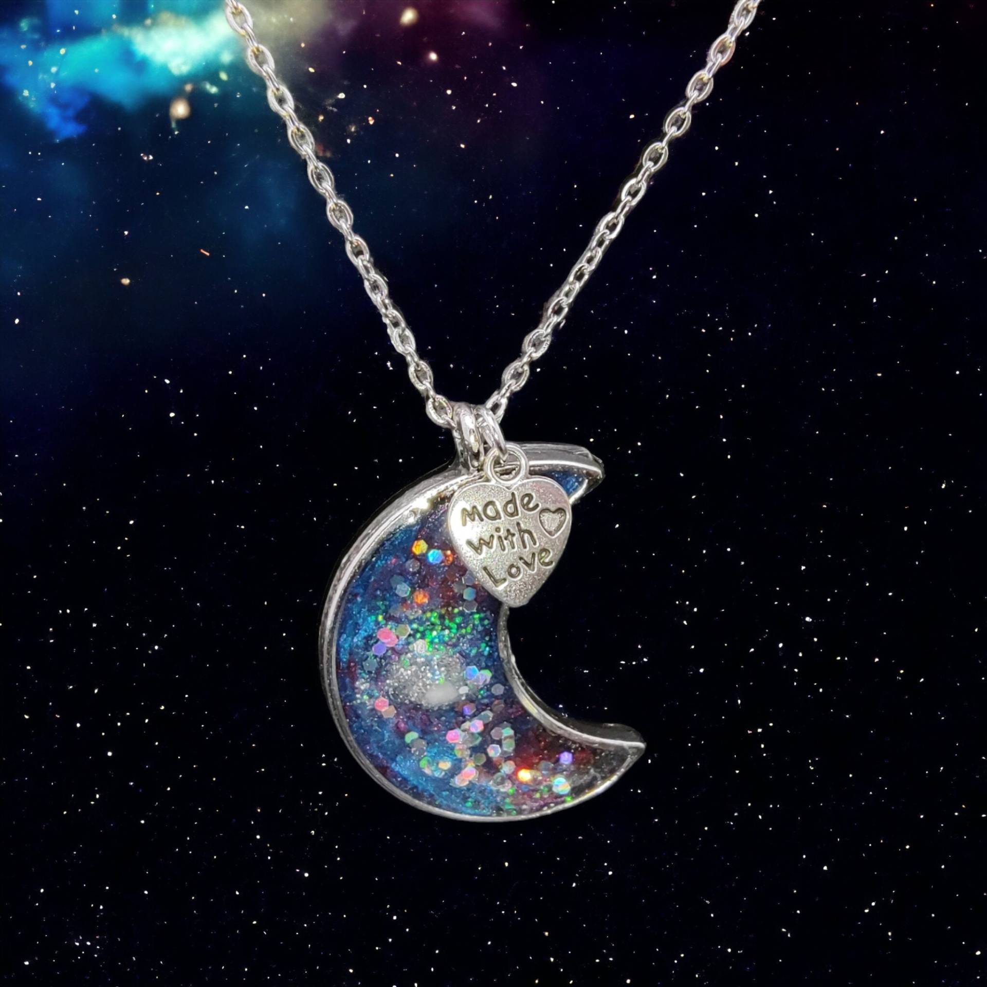 Schmuck Anhänger Aus Epoxidharz in Mondform Inkl. Halskette #1617011971 Schmuck Anhänger Aus Epoxidharz in Mondform Inkl. Halskette #1617011971 von Bellisiwa