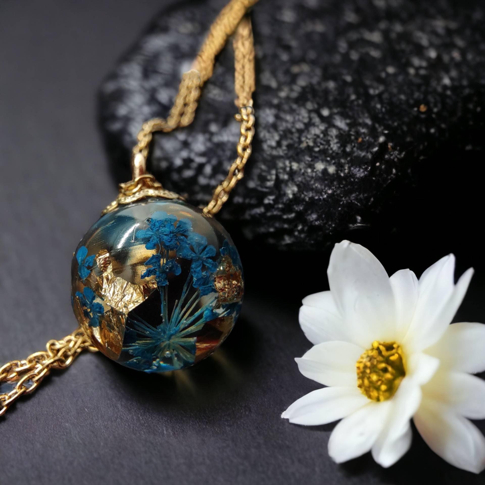 Schmuck Anhänger Kugel Aus Epoxidharz Mit Echten Blüten Inkl. Halskette #1607651018 Schmuck Anhänger Kugel Aus Epoxidharz Mit Echten Blüten Inkl. Halskette #1607651018 von Bellisiwa