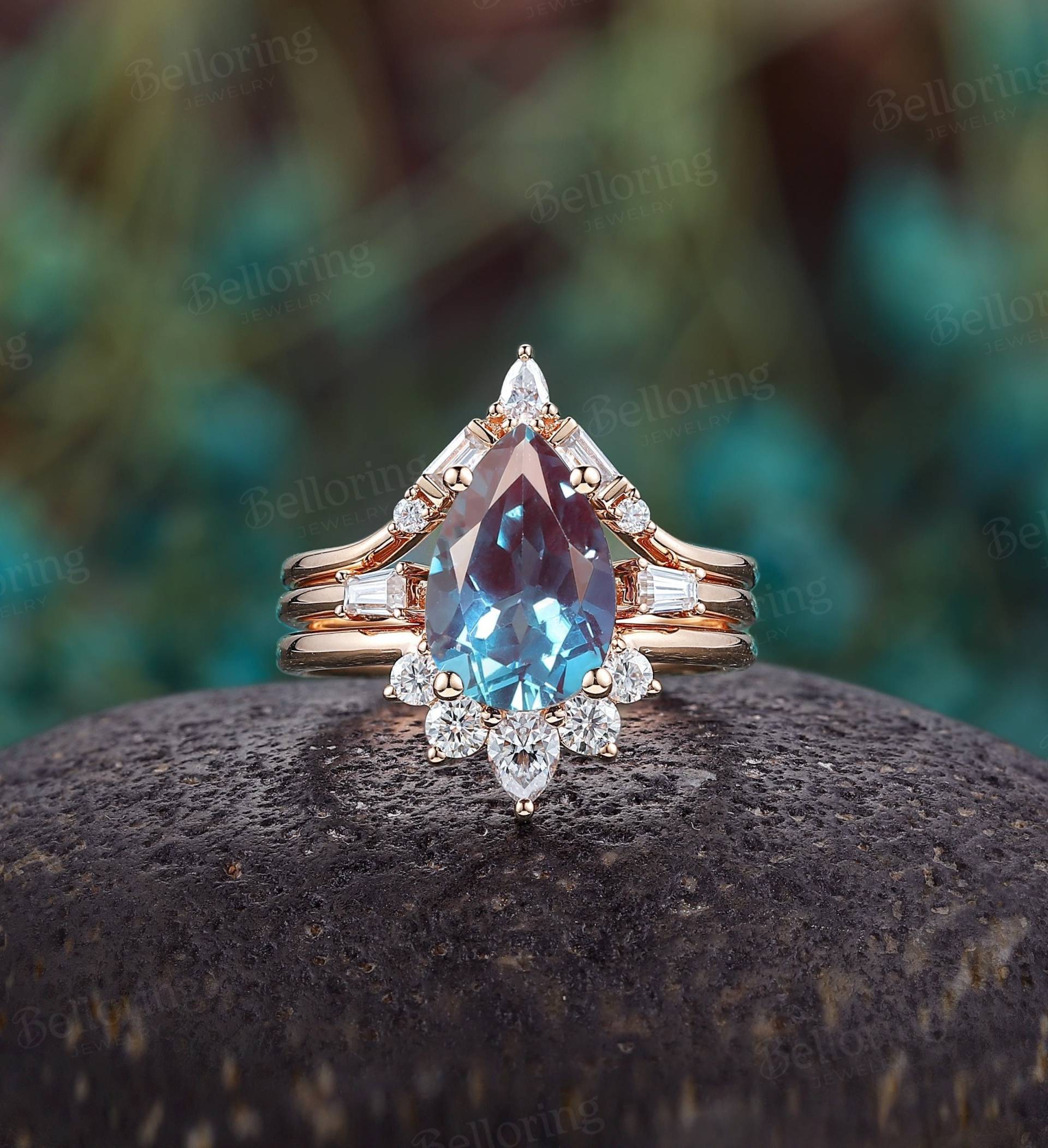 Art Deco Lab Alexandrit Verlobungsring Set Antike Birnenförmige Ringe Rose Gold Braut Einzigartige Baguette Moissanite Diamant Ehering von Belloring