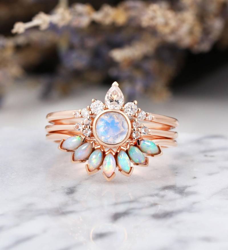 Art Deco Mondstein Verlobungsring Set Roségold Vintage Marquise Opal Trauringe Birne Moissanit Geschwungenes Band Jubiläums Brautset von Belloring