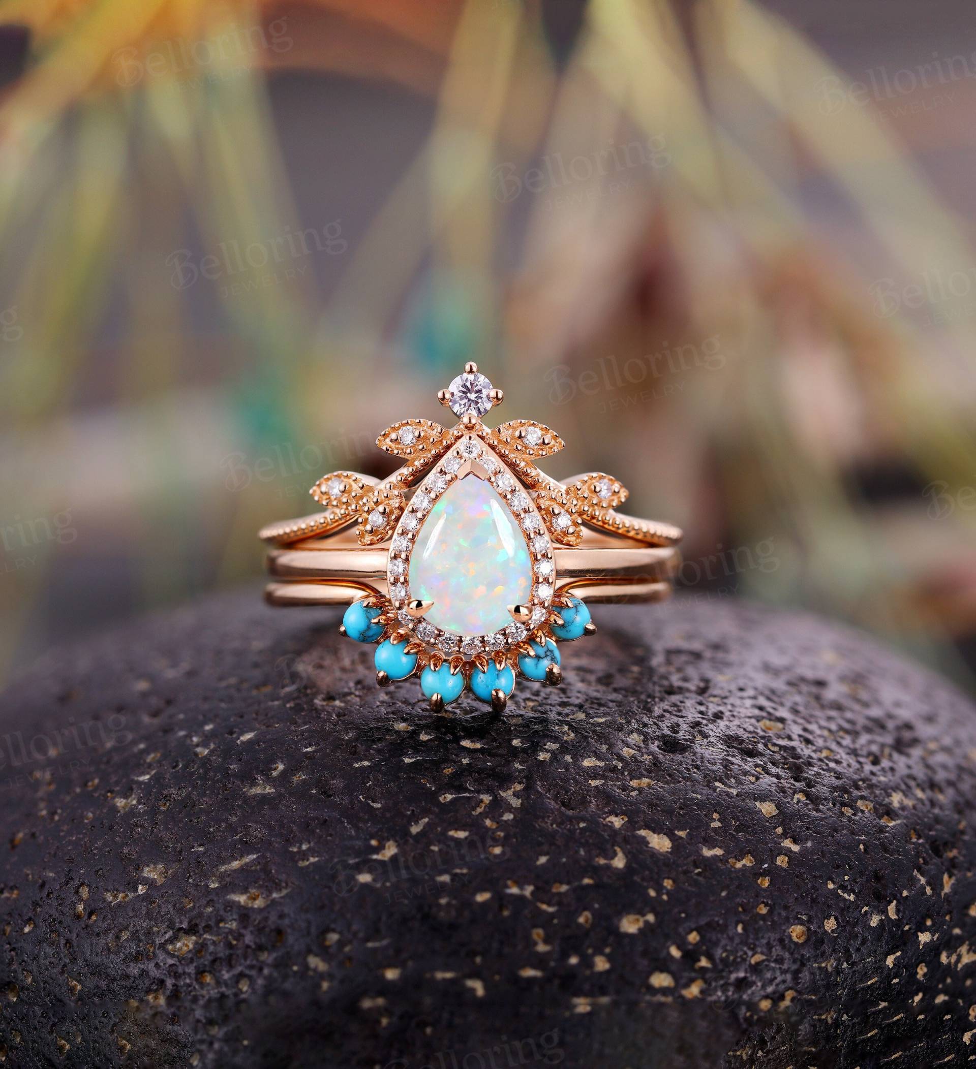 Birnenförmige Opal Verlobungsring Set Vintage Rose Gold Diamant Moissanite Heiligenschein Ring Art Deco Türkis Braut Jubiläumsringe von Belloring