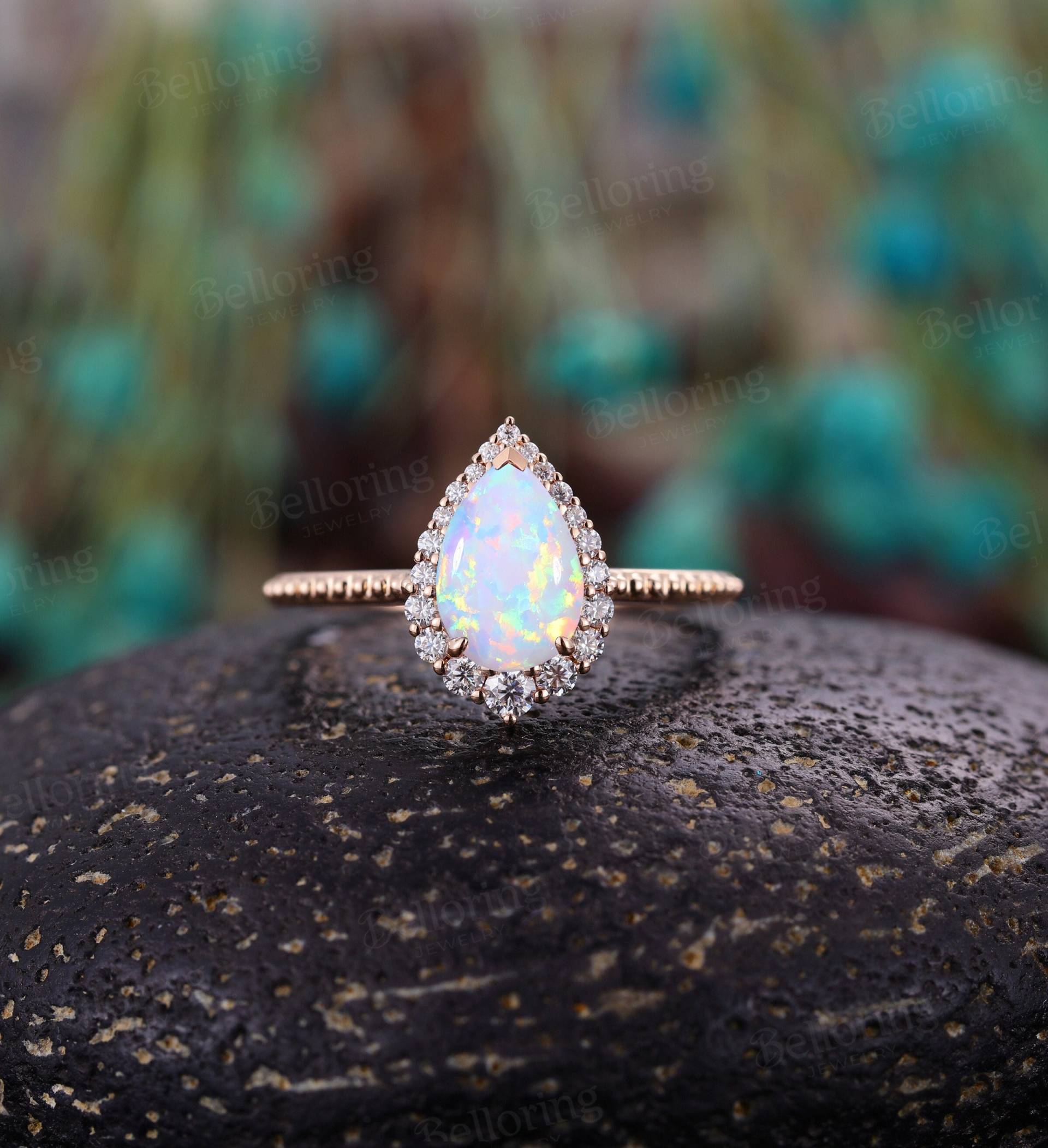 Birnenförmiger Lab Opal Verlobungsring Vintage Rosegold Moissanit Diamant Halo Ringe Unikat Art Deco Perlenring Jahrestag von Belloring