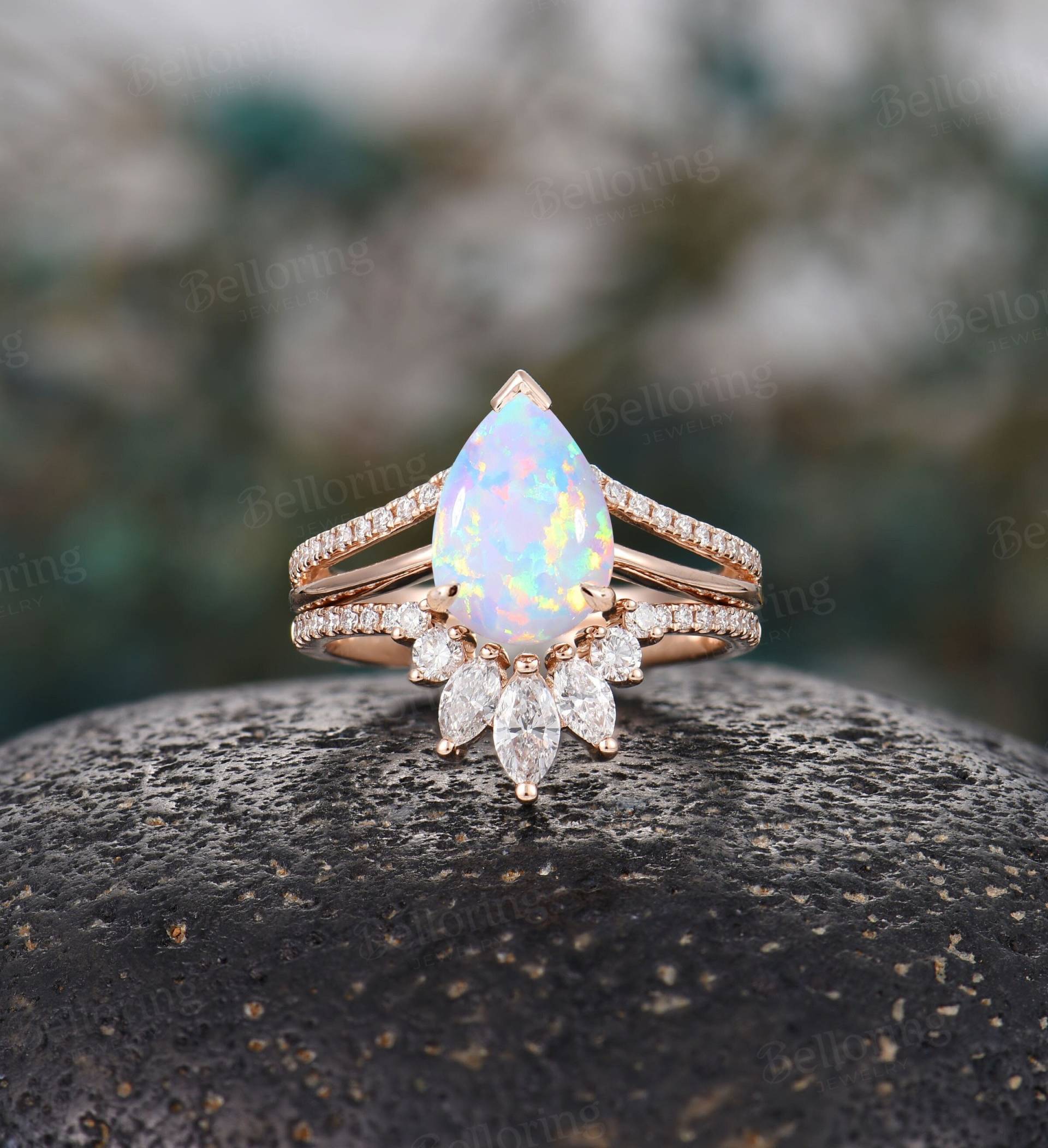 Birnenförmiger Opal Verlobungsring Set Vintage Marquise Diamant Moissanit Ringe Art Deco Rose Gold Split Band Versprechen Jahrestag Braut Set von Belloring