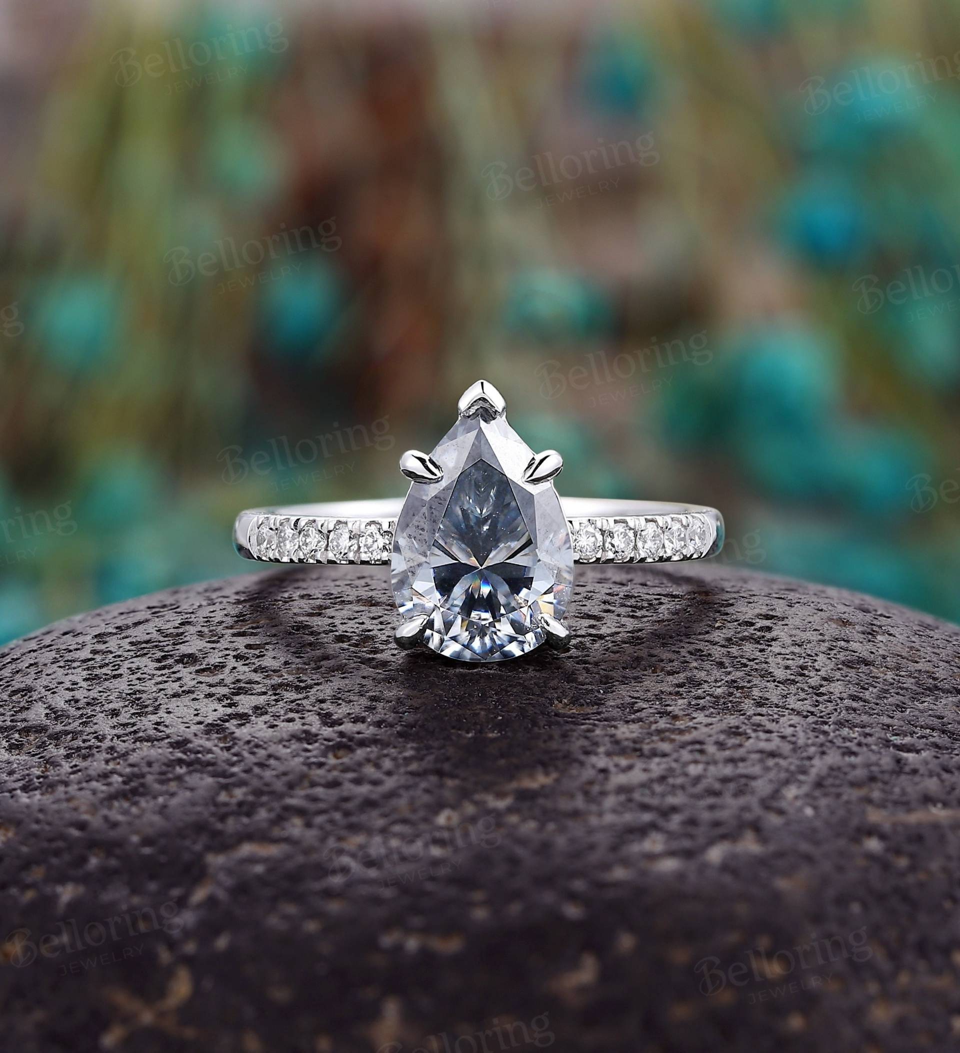 Blau Grau Moissanite Verlobungsring Art Deco Diamant Ringe Weißgold Birnenförmige Milgrain Halbe Ewigkeit Jahrestag Ring von Belloring