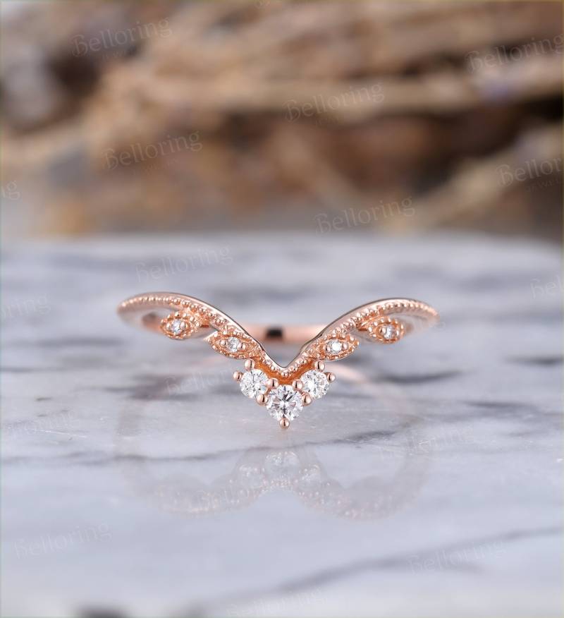 Diamant Gebogener Ehering Vintage 14K Roségold Chevron Stapelbänder Einzigartige Art-Deco-Blatt Versprechen Jahrestag Passender Ring von Belloring
