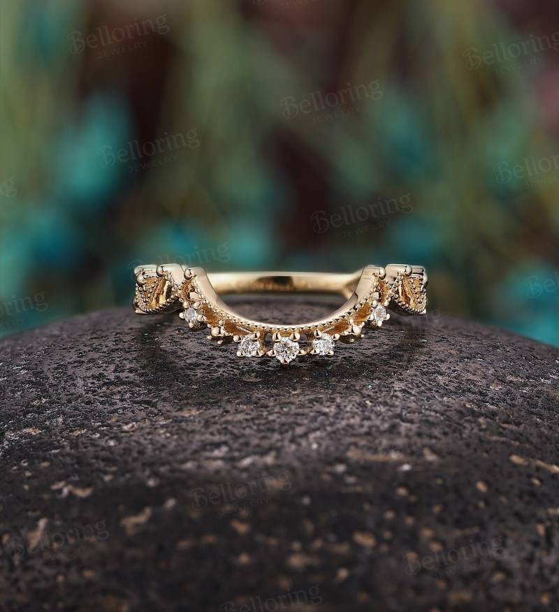 Diamant Geschwungener Ehering Gelbgold Vintage Chevron Stapelringe Antiker Bogen Unikat Versprechen Jubiläum von Belloring