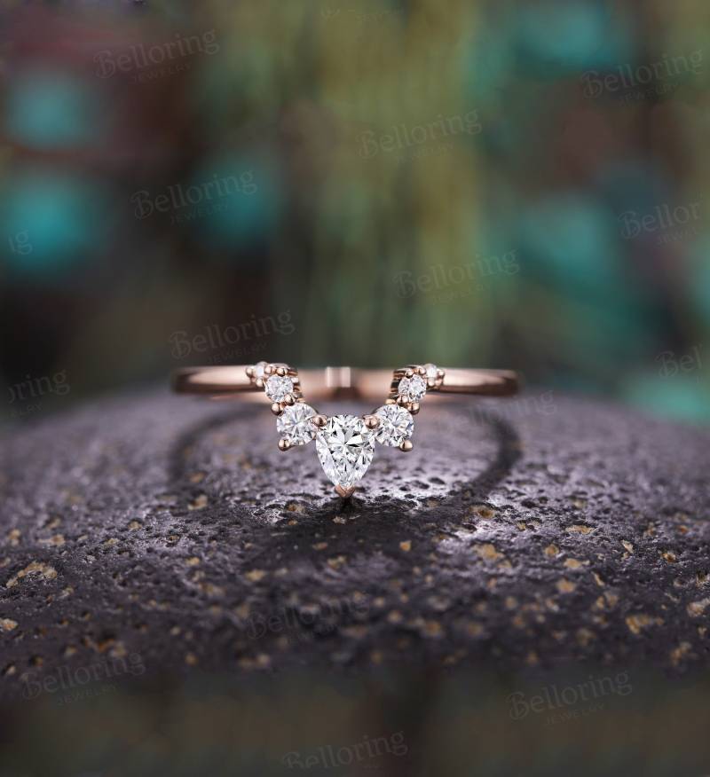 Einzigartiger Diamant Moissanite Gebogener Ehering - 14K Rose Gold Stacking Passender Jubiläumsversprechensring von Belloring