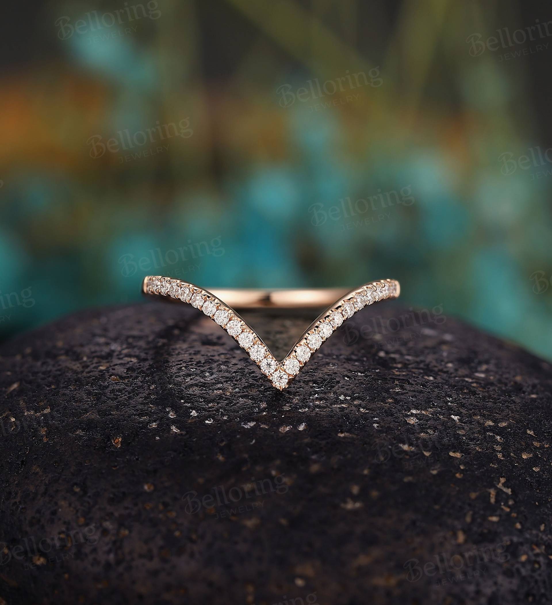 Diamant Geschwungenes Hochzeitsband Vintage Rundes Moissanit Chevron Ehering Antik Rosegold Passendes Band Versprechen Jubiläum Stapelring von Belloring