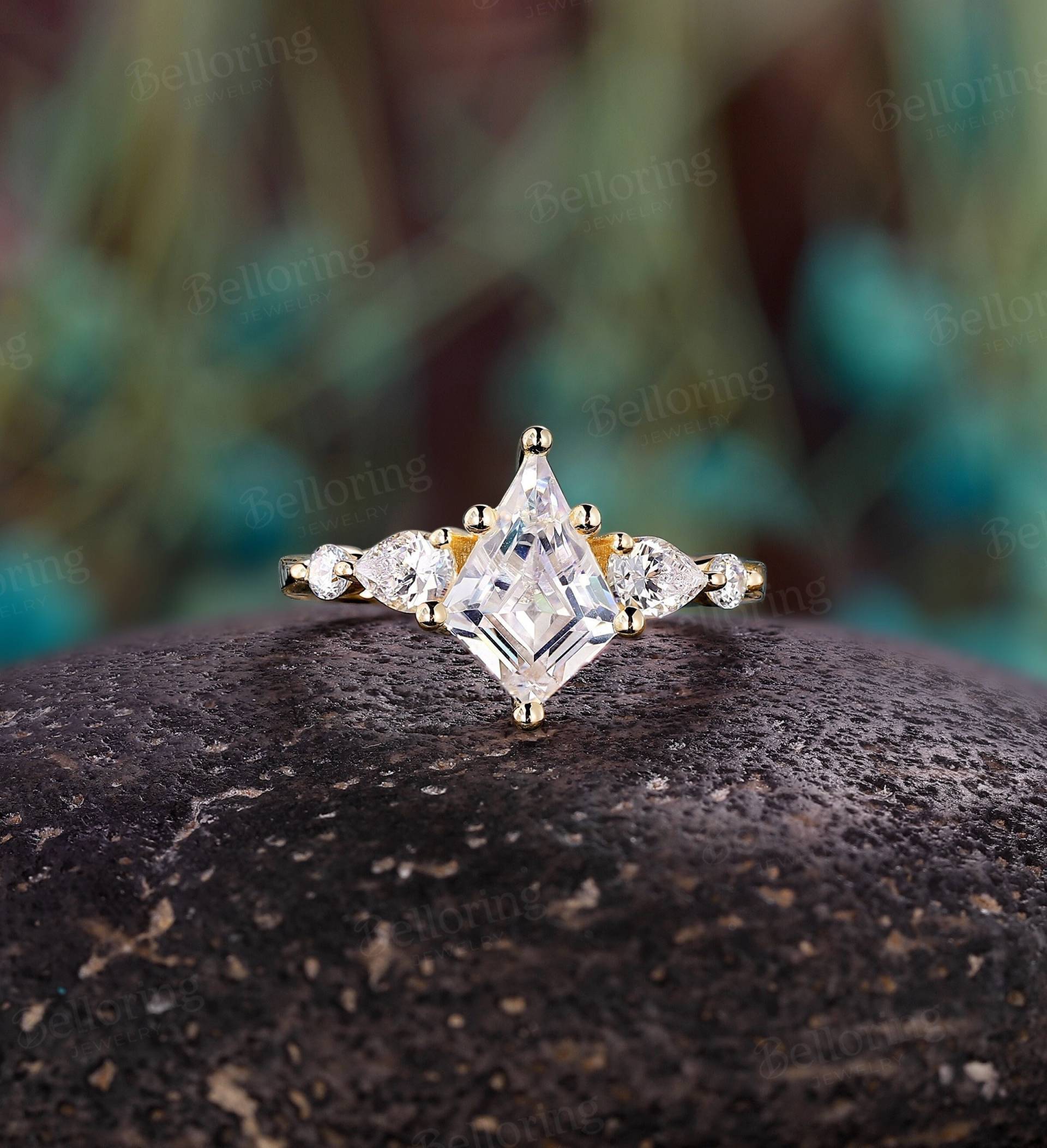 Drachenschliff Moissanite Verlobungsring Gelbgold Ring Birne Rundschliff Diamant Art Deco Versprechen Unikat Jubiläumsring von Belloring