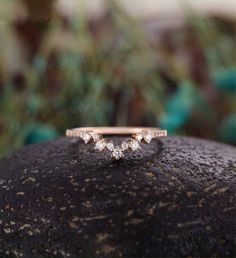 Einzigartige Massivgold Moissanite Diamant Gebogener Ehering, Art-Deco-14K Rose Gold Stacking Ring Antiker Chevron Band Versprechen Jubiläumsring von Belloring