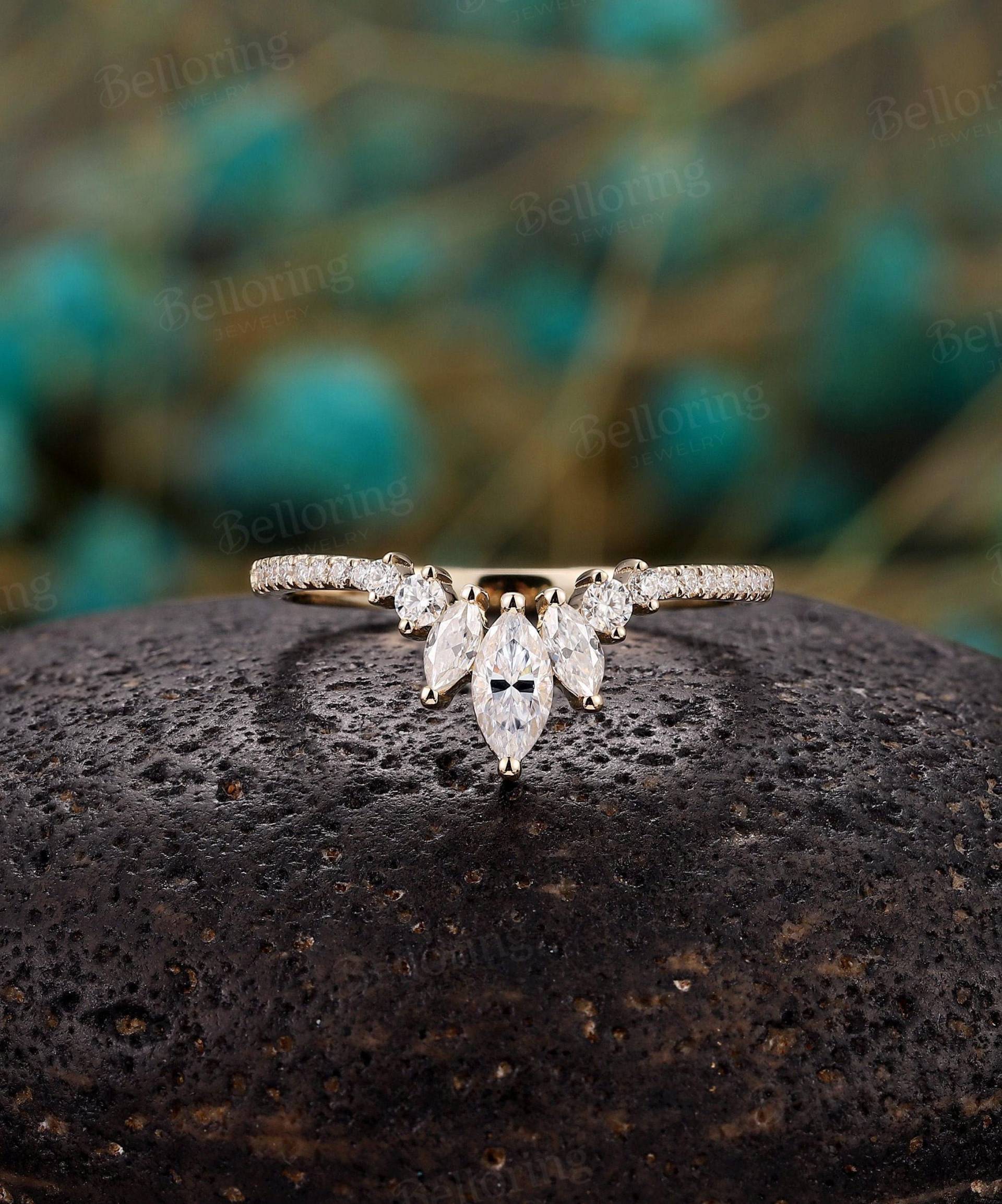 Einzigartiger Moissanite Gebogener Ehering, Vintage Gelbgold Halbe Eternity Stacking Ring, Art Deco Braut Jubiläumsversprechen Ring von Belloring