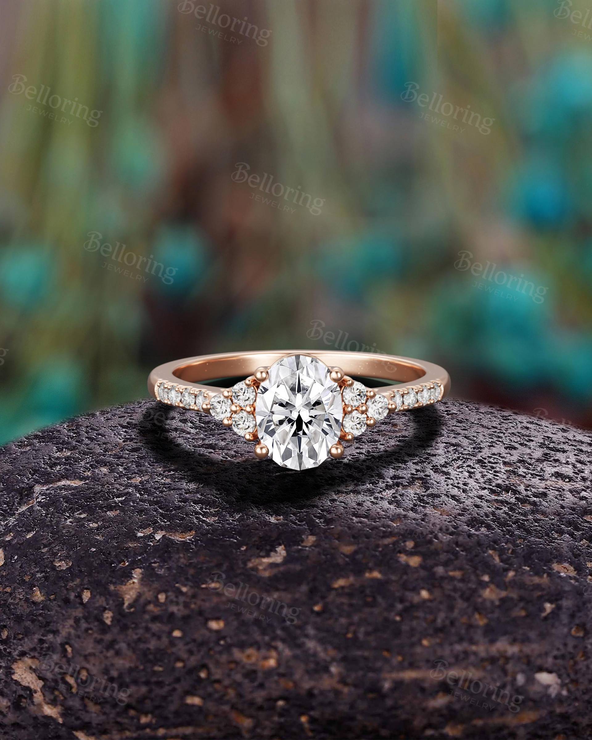 Einzigartiger Ovaler Moissanite-Verlobungsring, 14K-Rosengold-Moissanite-Cluster-Hochzeitsringe, Vintage-Halbe Ewigkeit-Versprechen-Versprechen-Ring von Belloring