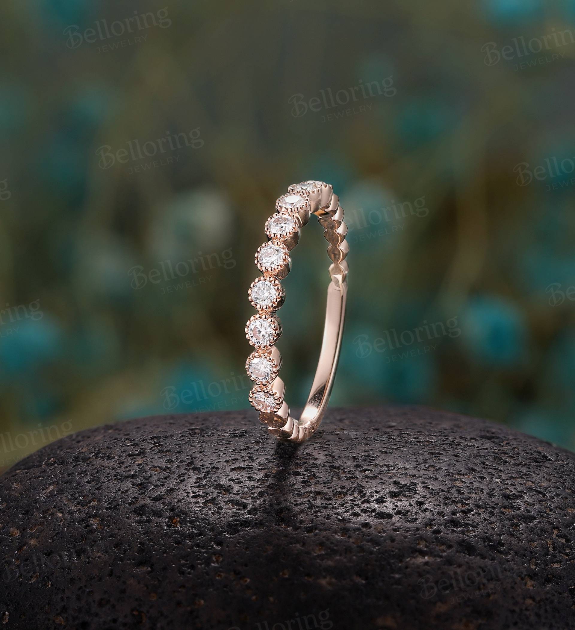 Halbe Ewigkeit Moissanit Diamant Ehering Vintage Roségold Stapelring Antik Unikat Milgrain Brautring Versprechen Passendes Band von Belloring