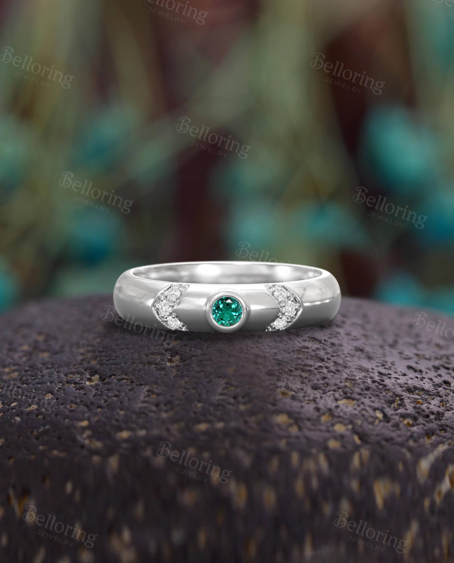 Lab Smaragd Lünette Ehering - Weißgold Chevron Moissnaite Symbolic Band | Moderner Unisex Versprechen Ring Statement Schmuck Lab Smaragd Lünette Ehering - Weißgold Chevron Moissnaite Symbolic Band | Moderner Unisex Versprechen Ring Statement Schmuck von Belloring