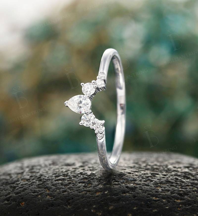 Moissanite Ehering Vintage Chevron Stapelring Antik Massiv 14 Karat Weißgold Passendes Band Einzigartiger Versprechen-Jubiläumsring von Belloring