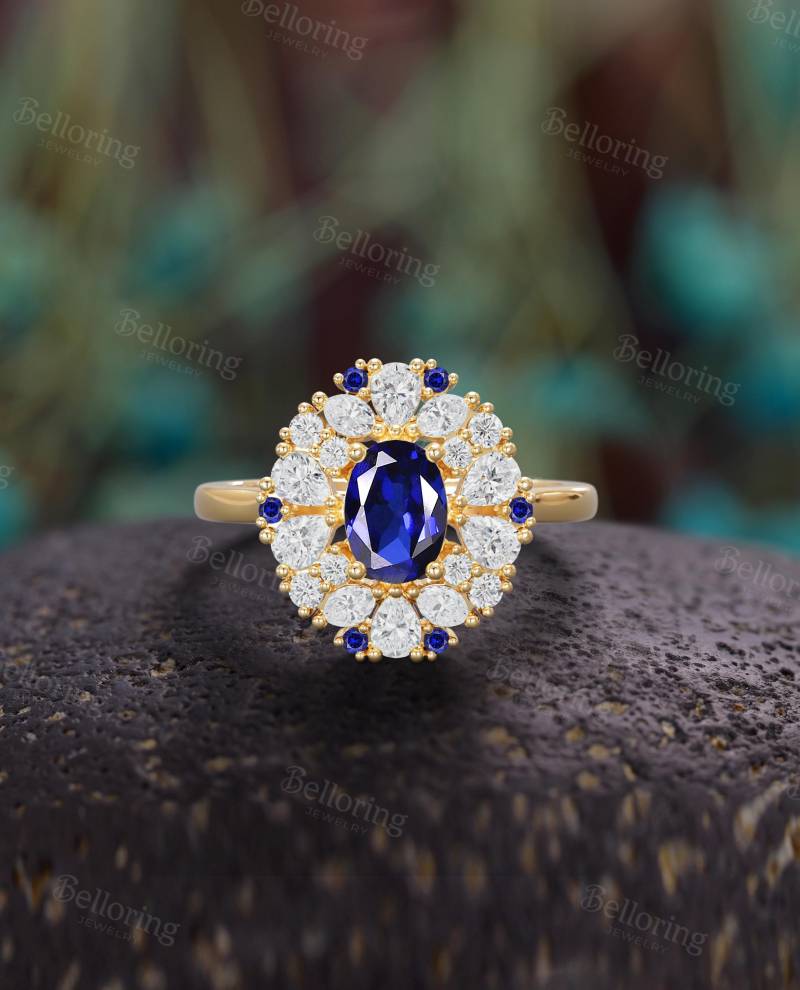 Oval Lab Sapphire Cluster Verlobungsring - Vintage Royal Halo Cocktail Ring Aus 14K Gold | Doppel Mixed Statement Versprechensring von Belloring